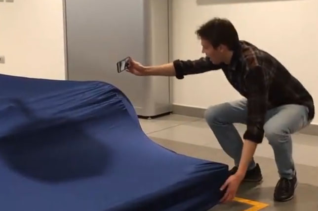 Даниил Квят пытается показать детали новой машины