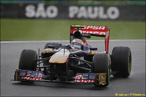 Даниил Квят на тренировках в Сан-Паулу за рулём Toro Rosso