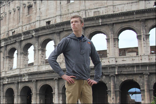 Даниил Квят на фоне Римского Колизея