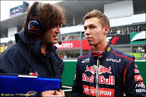 Даниил Квят и Марко Матасса, его гоночный инженер в Toro Rosso