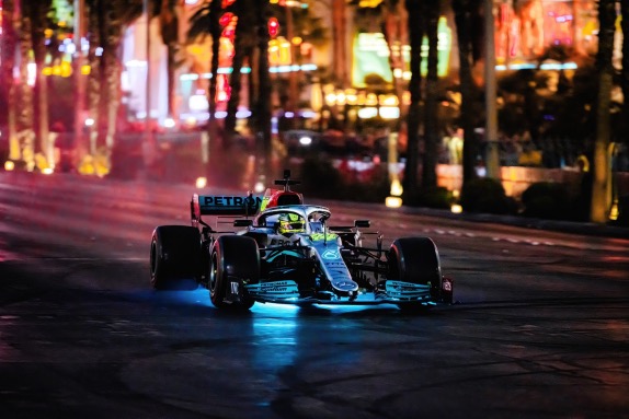 Льюис Хэмилтон за рулём Mercedes во время показательных заездов в Лас-Вегасе