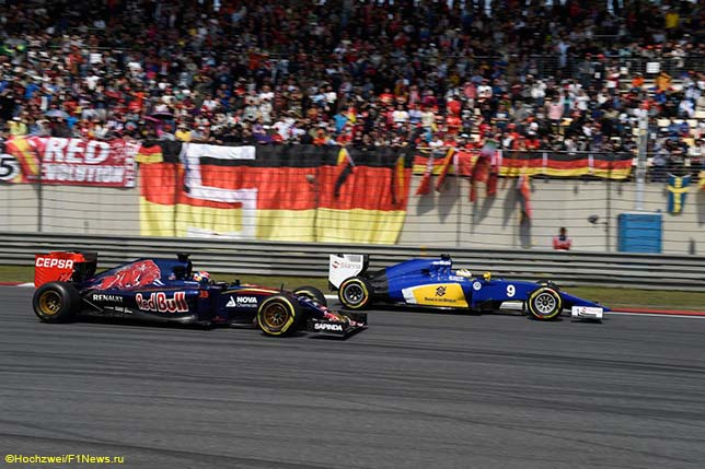 Макс Ферстаппен ведёт борьбу с Маркусом Эриксоном на трассе Гран При Китая