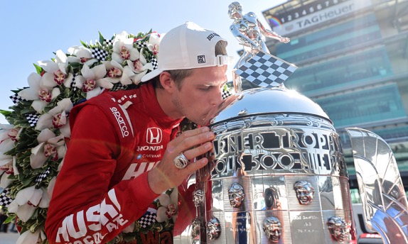 Маркус Эриксон и вожделенный кубок за победу в Indy 500, фото пресс-службы IndyCar