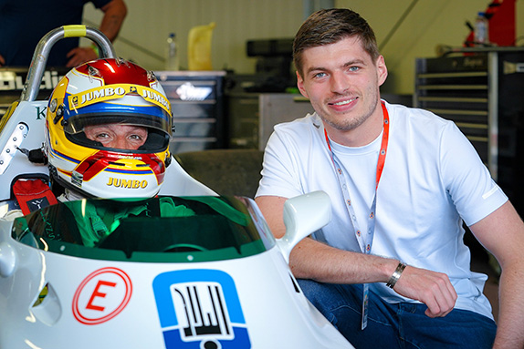 Макс Ферстаппен и Фриц ван Эрд, сидящей в кокпите своей Williams FW08C