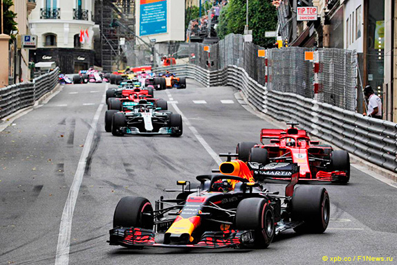 Риккардо лидирует на Гран При Монако