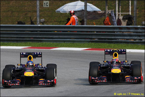 Гонщики Red Bull ведут борьбу на трассе в Малайзии
