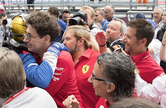 Маттиа Бинотто, руководитель команды Ferrari, поздравляет Роберта с титулом чемпиона Ф3, фото FotoFormulaK