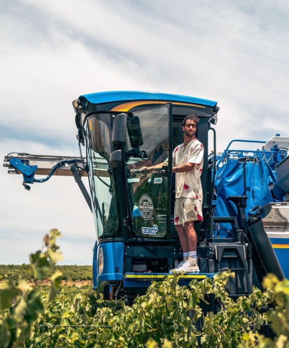 Даниэль Риккардо инспектирует виноградники, фото из социальных сетей