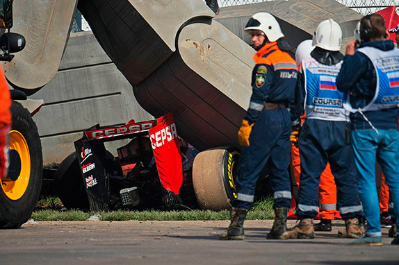 Toro Rosso Карлоса Сайнса после аварии на тренировке Гран При России 2015 года