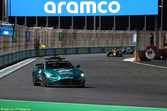 Бернд Майландер за рулём сейфти-кара Aston Martin на трассе Гран При Саудовкой Аравии