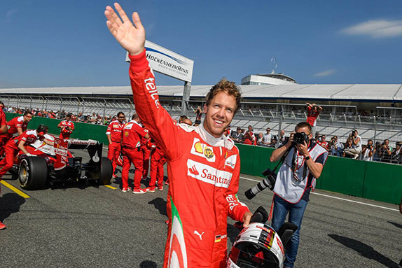 Себастьян Феттель приветствует публику на Ferrari Racing Days