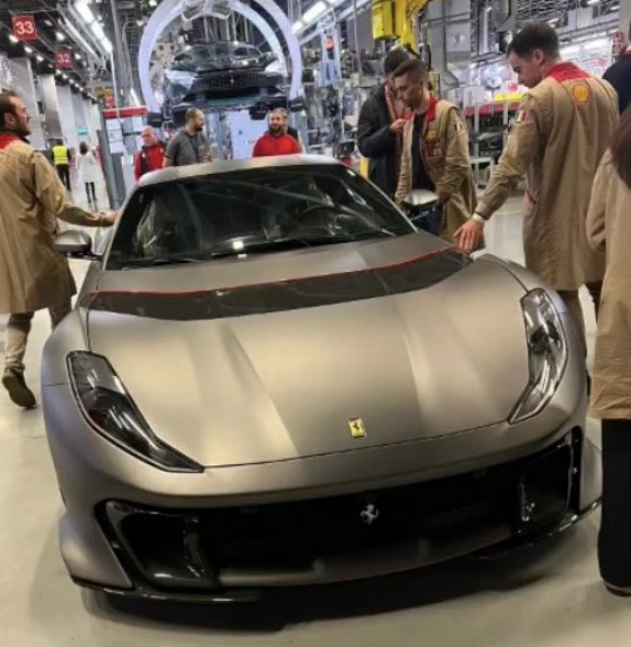 Ferrari Карлоса Сайнса на заводе в Маранелло, фото из социальных сетей