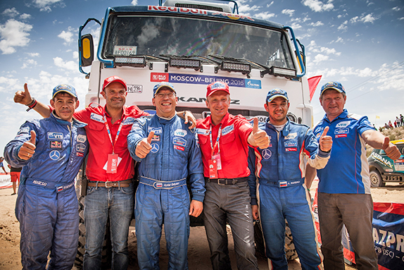 Экипаж победителя гонки в зачёте грузовиков, Айрата Мардеева, и организаторы ралли-рейда