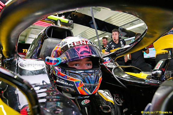 Артём Маркелов в машине Renault на Гран При России 2018 года