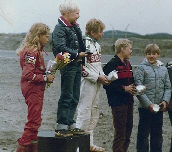 Тару Ринне на второй ступени подиума в 1980 году, когда чемпионом Финляндии стал Мика Сало, а Мика Хаккинен занял 4-е место. На снимке он 4-й слева