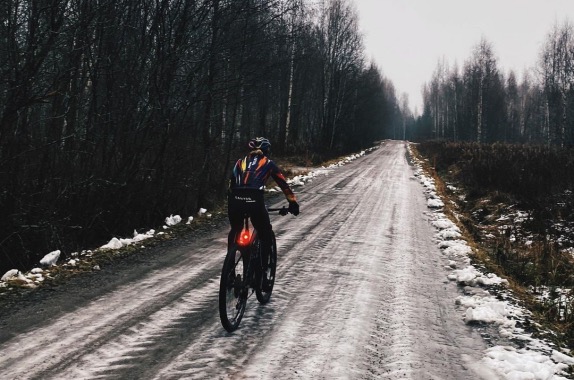 Тиффани Кромвелл и Валттери Боттас тренируются на лесных дорогах Центральной Финляндии