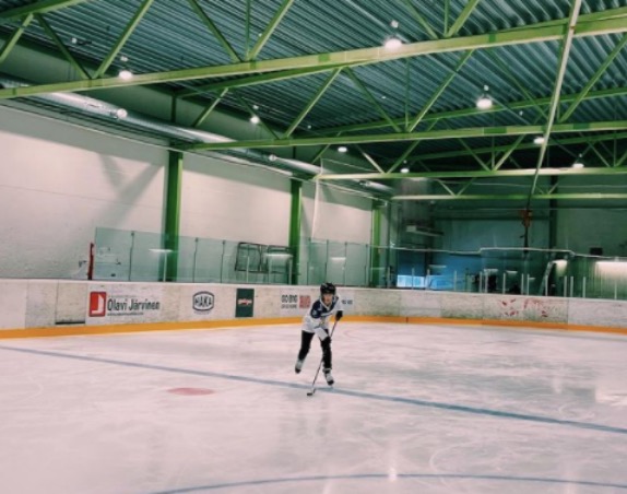 Тиффани Кромвелл тренируется на хоккейной площадке