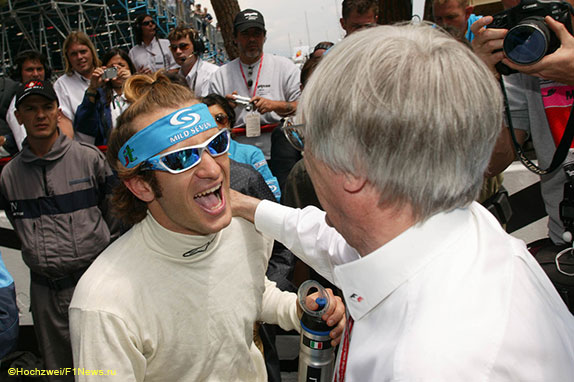 Ярно Трулли принимает поздравления от Берни Экклстоуна с победой в Монако, 2004 год