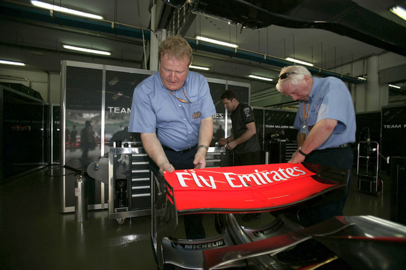 Технический делегат Джо Бауэр и гоночный директор Чарли Уайтинг проверяют заднее антикрыло McLaren, 2004 год