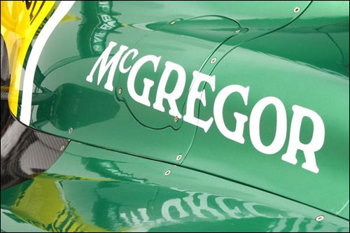 Логотип McGregor на машине Caterham CT03