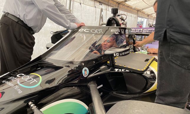 Александер Элбон в кокпите машины команды Dale Coyne Racing, фото пресс-службы IndyCar