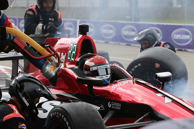 Машина Михаила Алёшина на пит-стопе в субботней гонки Гран При Детройта