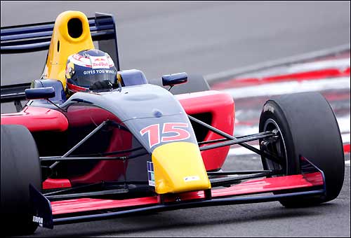 Михаил Алешин на трассе в Снеттертоне за рулем машины Формулы 2