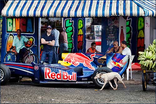Хайме Альгерсуари гоночная машина Red Bull на улице Санто-Доминго 
