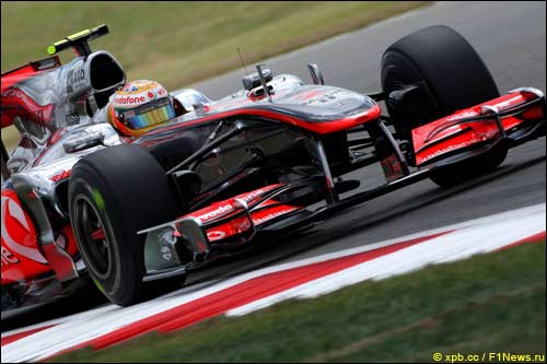 Льюис Хэмилтон за рулем McLaren MP4-25