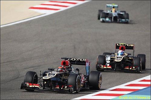 Гонщики Lotus F1 на трассе Гран При Бахрейна