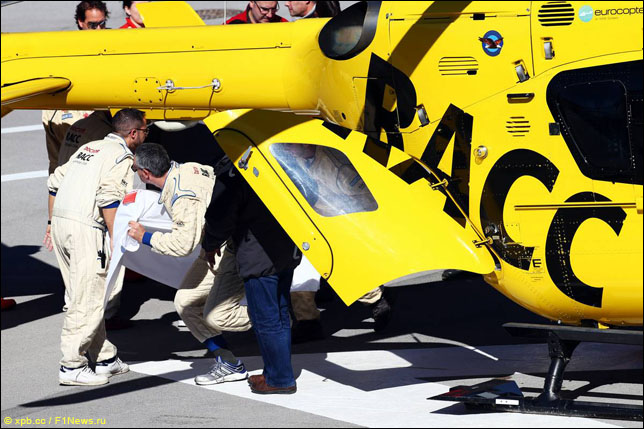 Фернандо Алонсо переносят в медицинский вертолет