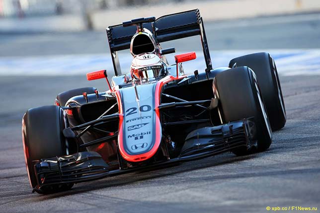 Кевин Магнуссен за рулём McLaren MP4-30 на тестах в Барселоне