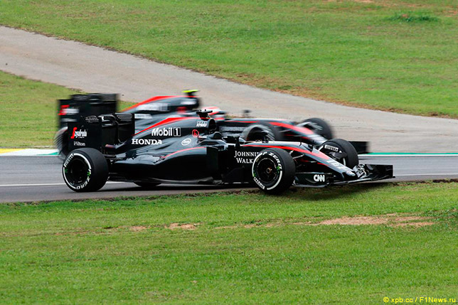 Дженсон Баттон проезжает мимо машины Фернандо Алонсо во второй тренировке в Интерлагосе