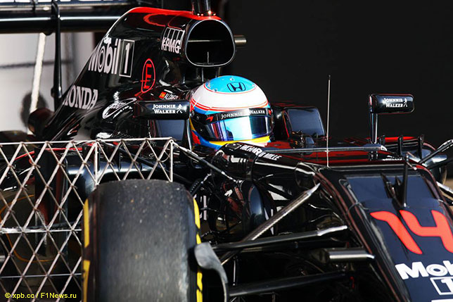 Фернандо Алонсо за рулём McLaren MP4-31