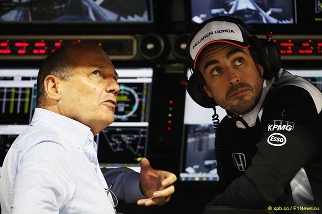 Фернандо Алонсо (справа) и Рон Деннис, исполнительный директор McLaren
