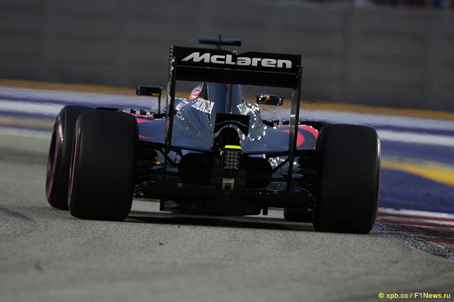Фернандо Алонсо за рулём McLaren-Honda