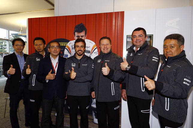 Фернандо Алонсо в окружении руководства McLaren и Honda