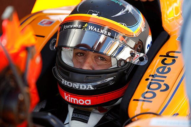 Фернандо Алонсо за рулём машины команды Andretti в цветах McLaren на тестах в Индианаполисе