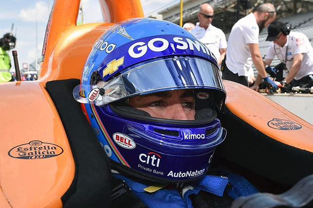 Фернандо Алонсо за рулём машины IndyCar