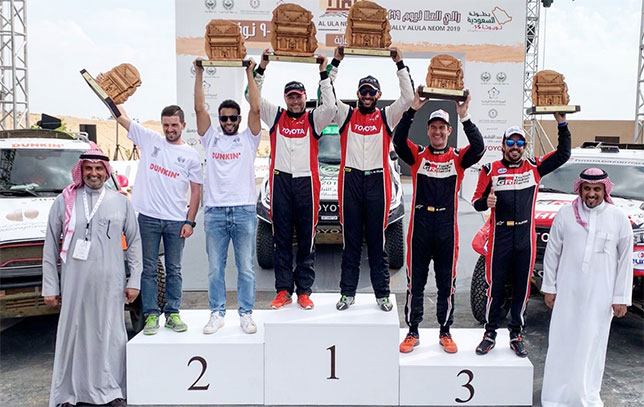 Экипаж Фернандо Алонсо на подиуме по итогам Ula-Neom Rally в Саудовской Аравии
