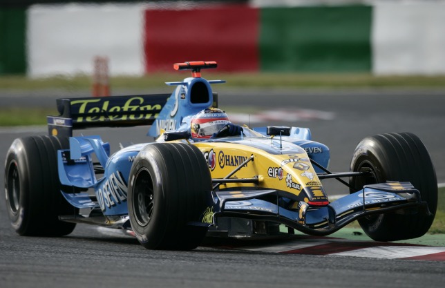 Фернандо Алонсо за рулём Renault R25 в 2005 году