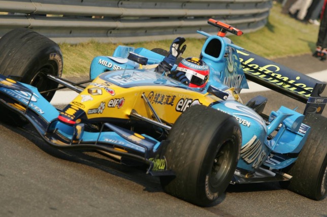 Фернандо Алонсо за рулём Renault R25 на трассе Гран При Китая, 2005 год