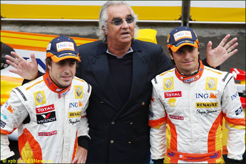 Флавио Бриаторе и гонщики Renault на презентации новой R29