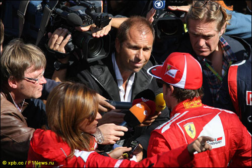 Фернандо Алонсо в паддоке Гран При Бельгии