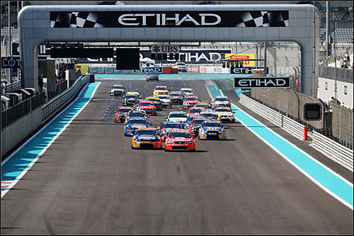 Старт гонки V8 Supercars в Абу-Даби