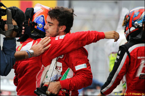 Фелипе Масса и Фернандо Алонсо после финиша Гран При Бразилии 2012