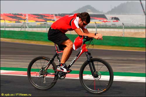 Фернандо Алонсо за рулём велосипеда