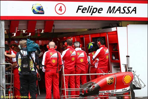 Механики Ferrari пытаются починить машину Массы в квалификации