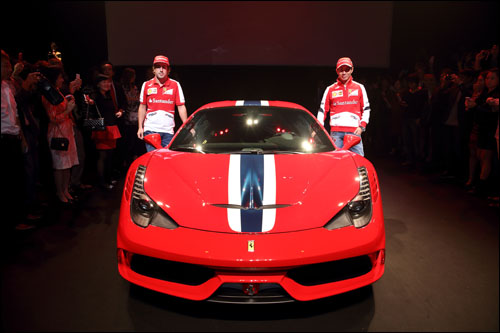 Фернандо Алонсо и Камуи Кобаяши на токийской презентации Ferrari 458 Speciale