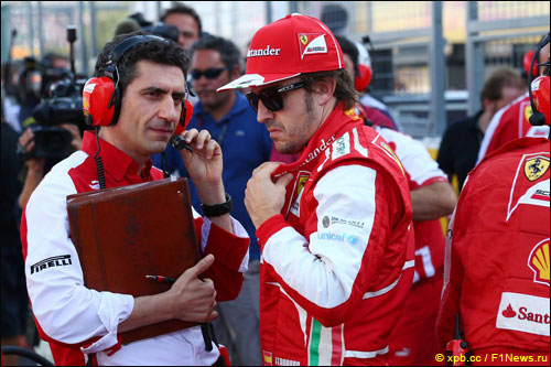 Фернандо Алонсо с гоночным инженером Андреа Стелла